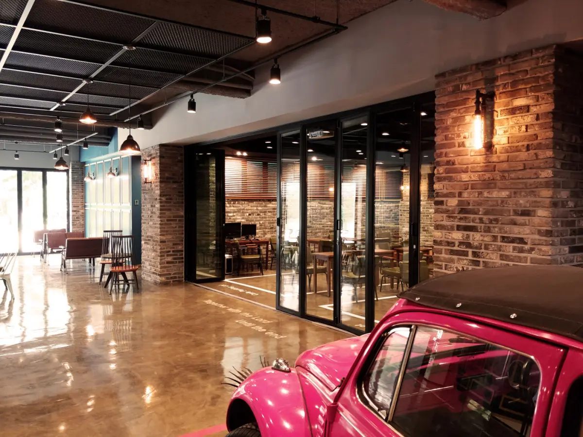 유리 폴딩도어로 공간 분리한 분당 대형 카페